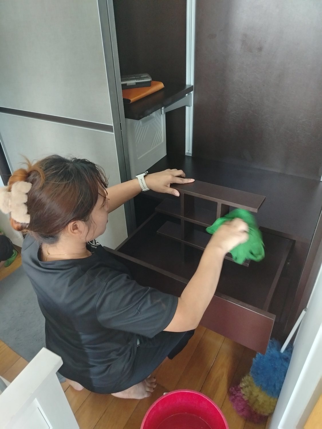Hiremop professional cleaning a cabinet