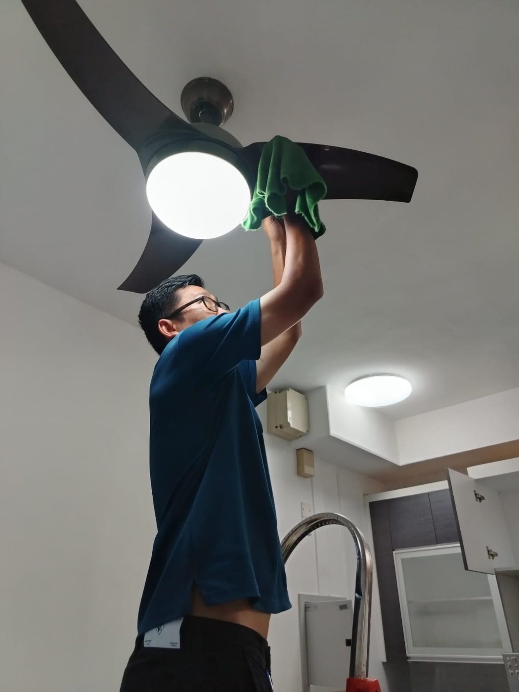 Cleaning a ceiling fan